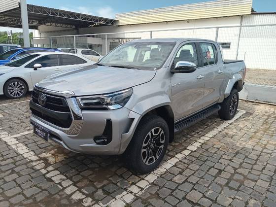 TOYOTA HILUX 2.8 D-4D TURBO DIESEL CD SRX PLUS 4X4 AUTOMÁTICO